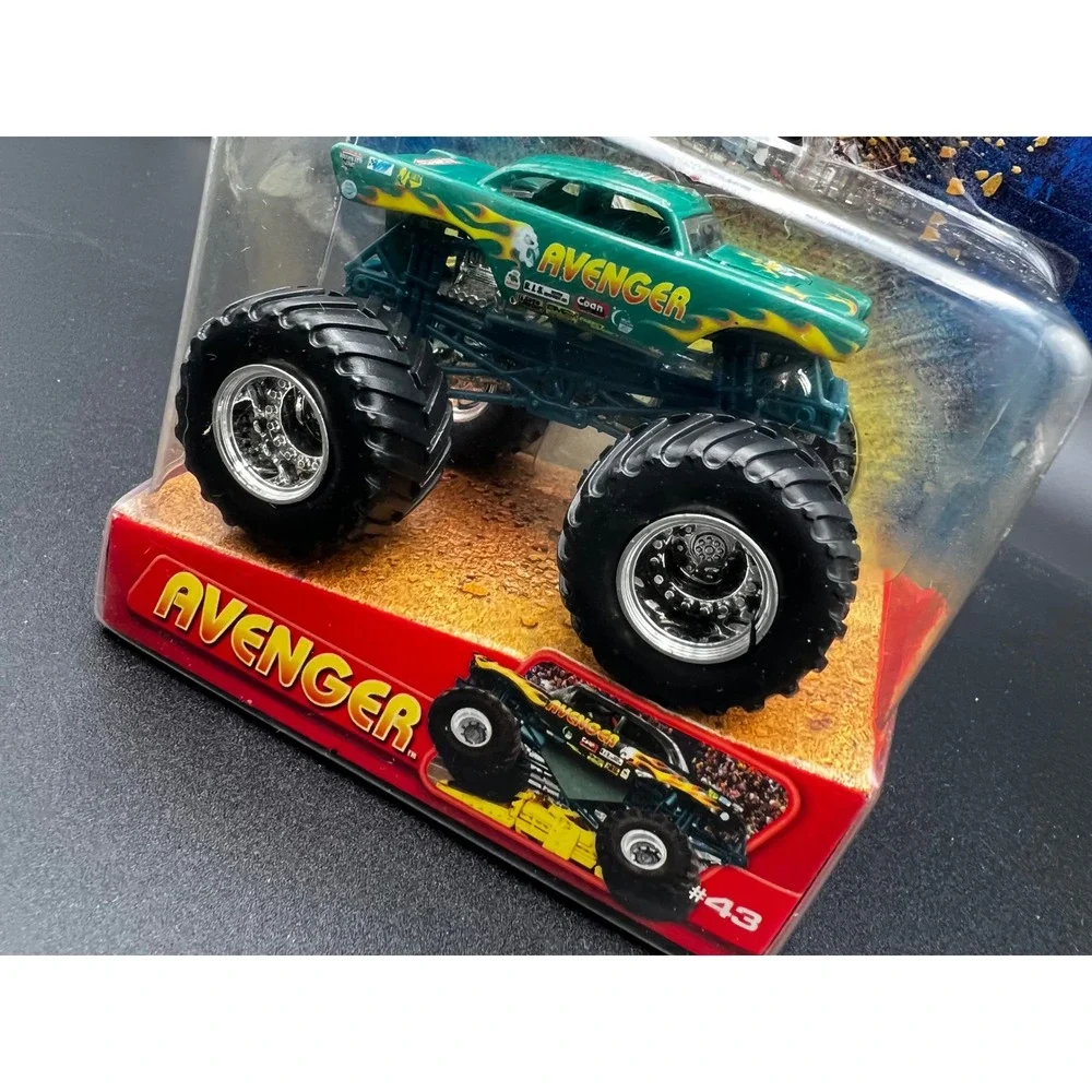 Hot Wheels Monster Jam Avenger Green Flame Monster Truck 1:64 Scale 2005 New